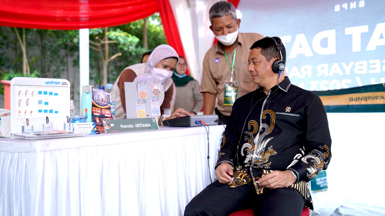 Kepala BNPB Letjen TNI Suharyanto (batik hitam) melakukan tes kesehatan yang ada di stand Bazar Ramadan BNPB di Area Parkir Graha BNPB, Jakarta, pada Selasa (21/3)